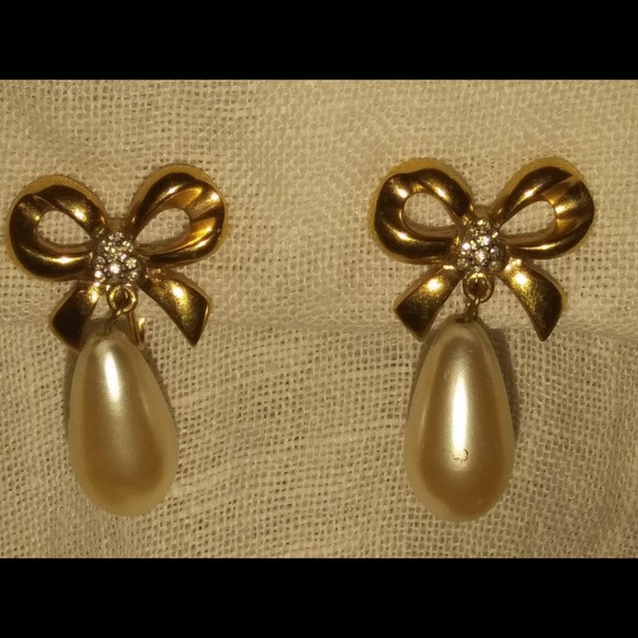 unbranded Jewelry - Vintage clip on earrings